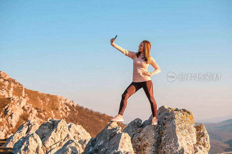 一个女人在山上自拍