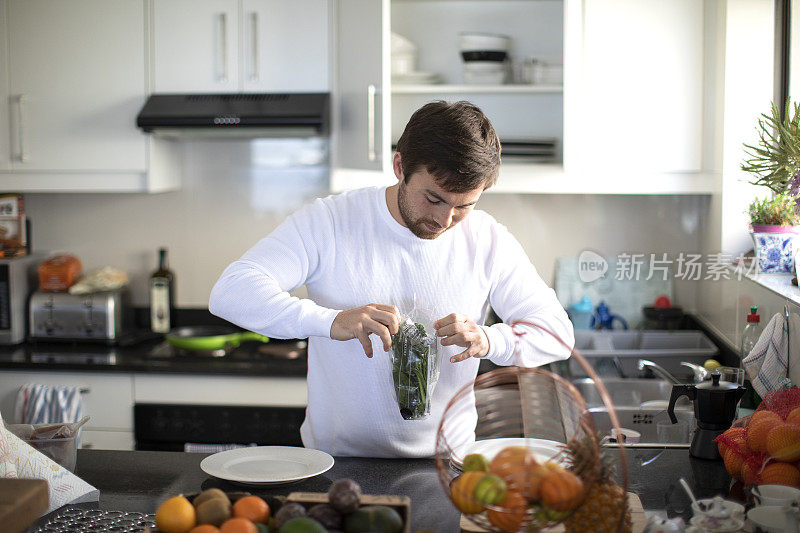 一个成年人在厨房做饭。