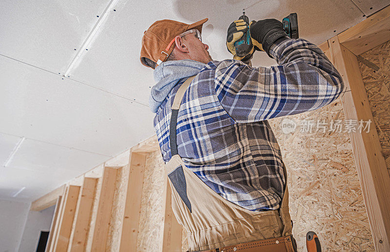 建筑承包商附加干墙元素到房屋天花板