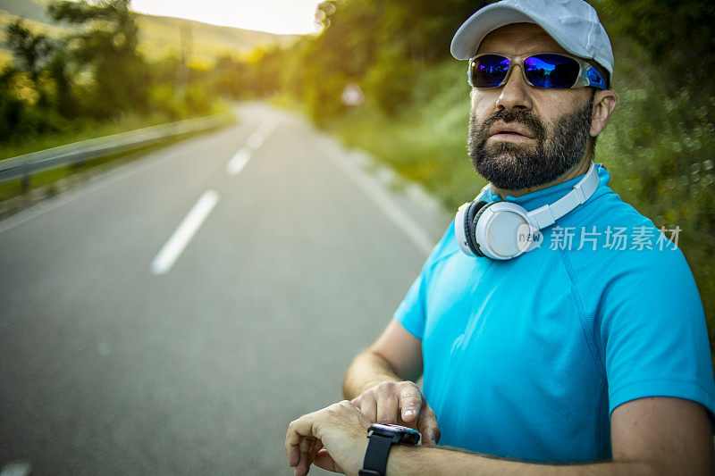 一个运动员在国家公园的街道上跑步进行锻炼-下午的体育活动