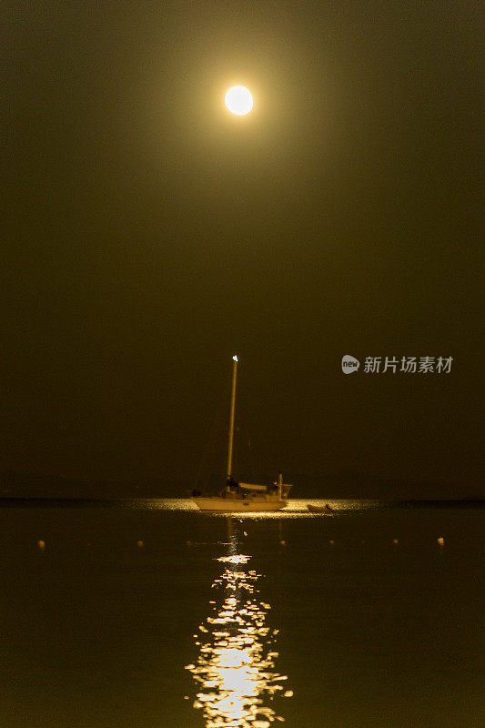 土耳其达卡穆格拉夜晚游艇上的月光