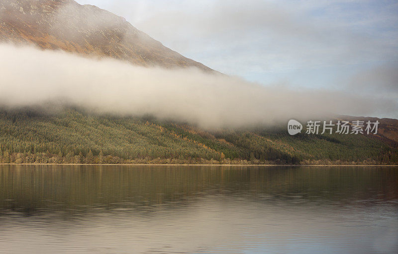 英国英格兰苏格兰高地因弗内斯附近的尼斯湖海岸