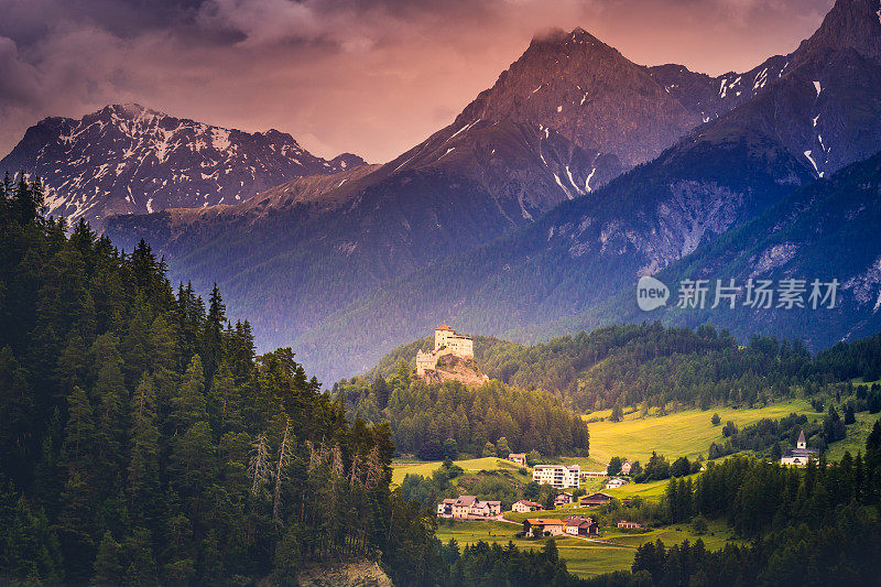 阿尔卑斯风景-田园诗般的Tarasp村之间的山，恩加丁-瑞士