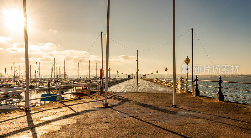 托基码头和码头人行道上的日落