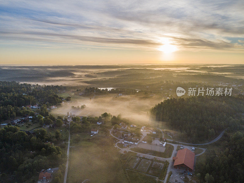 有雾清晨的鸟瞰图