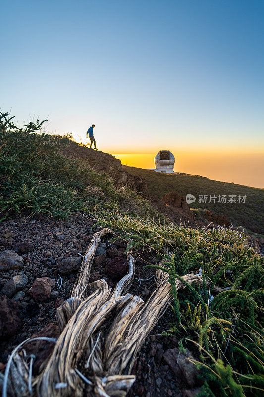 在西班牙加那利群岛拉帕尔马山边缘的天文台旁边徒步旅行的人