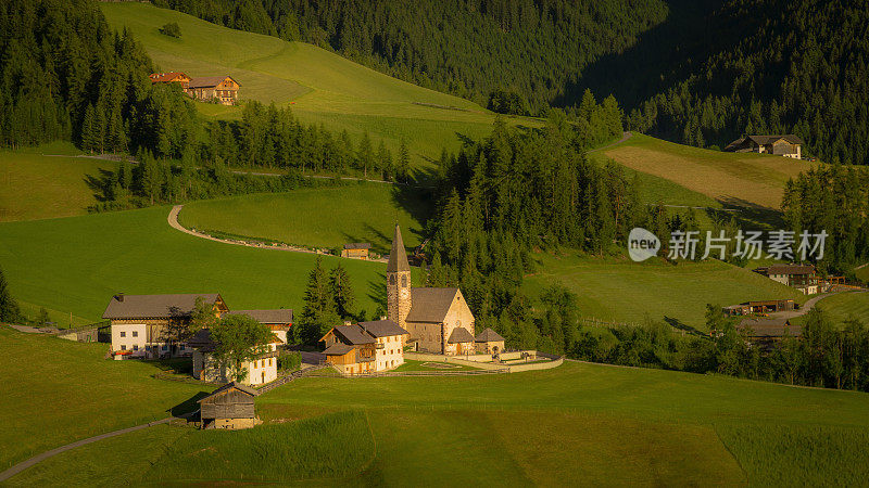 圣马达莱娜教堂在田园诗阿尔卑斯风景日落-瓦尔迪富内斯，白云石阿尔卑斯-意大利