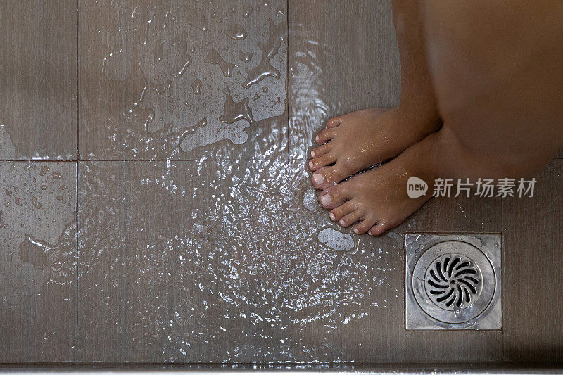 女人洗澡时的脚