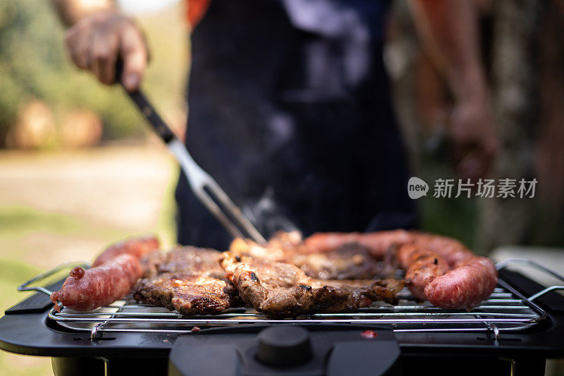 烧烤是由男人准备的