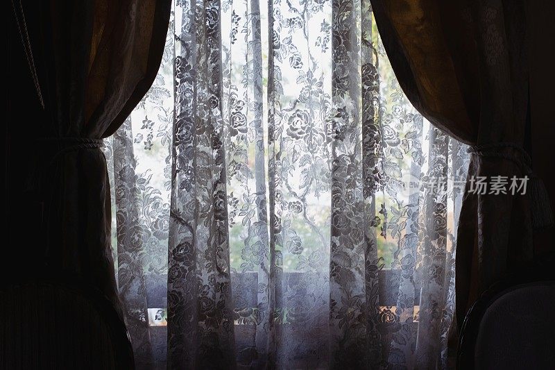 装饰窗户的老式花边窗帘