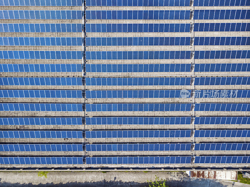 建筑屋顶上的太阳能电池板阵列