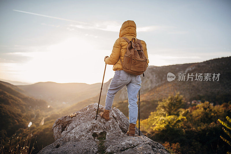 女徒步旅行者欣赏山顶悬崖的景色