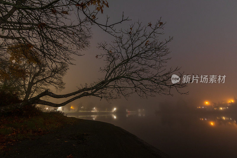 峡谷水道的雾夜