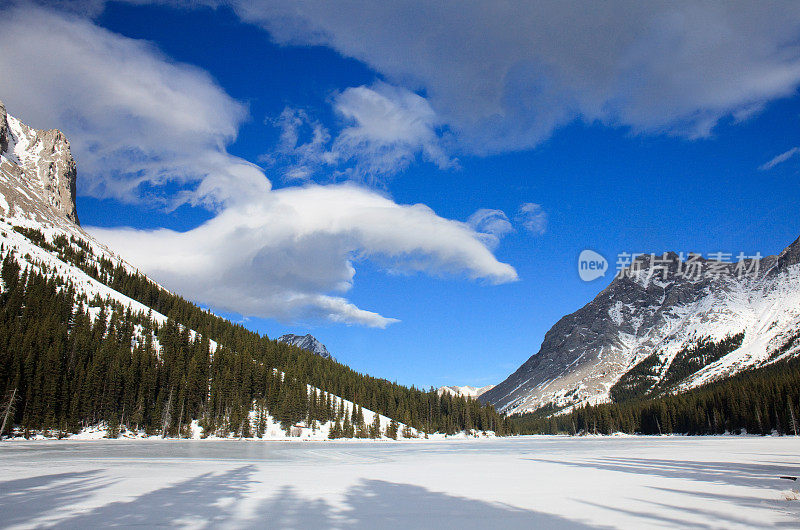 加拿大雪山湖冬季风景