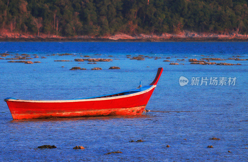 美丽的日落海滩在安达曼海傍晚，泰国，利比