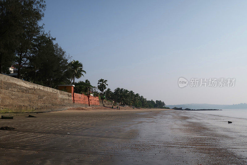 印度果阿的帕洛伦海滩，海岸防御的混凝土块，海港墙长廊挡住了大海