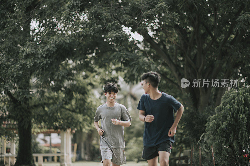 两个亚洲华人少年在公园跑步晨练
