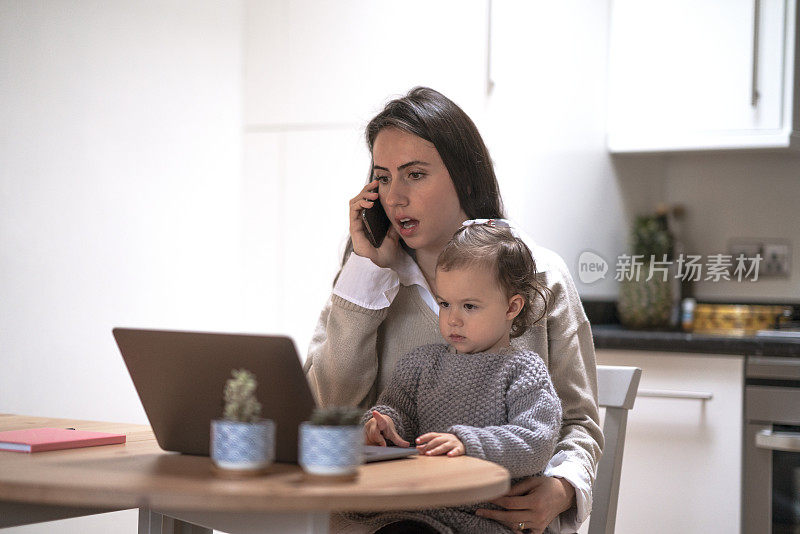 一位在家和女儿工作的妇女在打电话时被震惊了