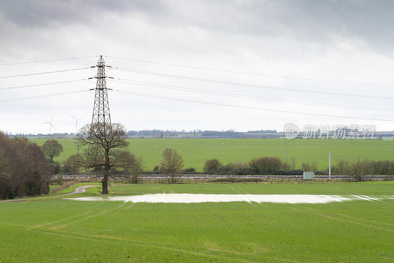 冬天，农田和电塔被洪水淹没。