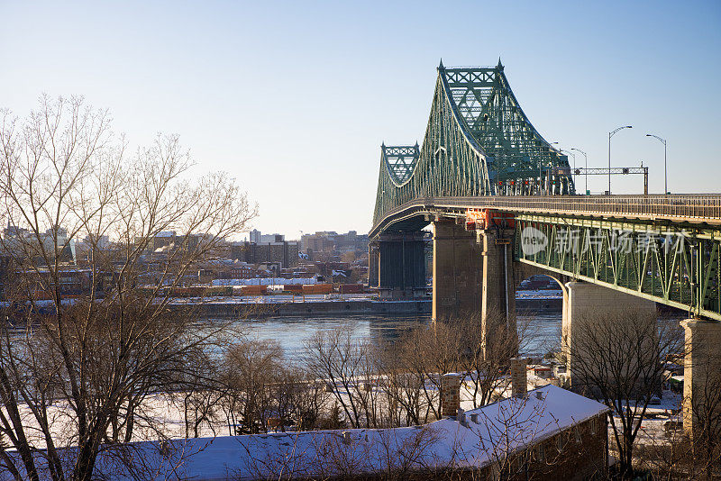 蒙特利尔的雅克-卡地亚桥在一个晴朗的冬日俯瞰