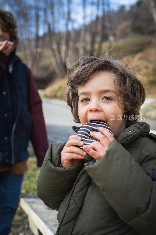 早晨，小男孩们喜欢在草地公园里吃甜甜圈
