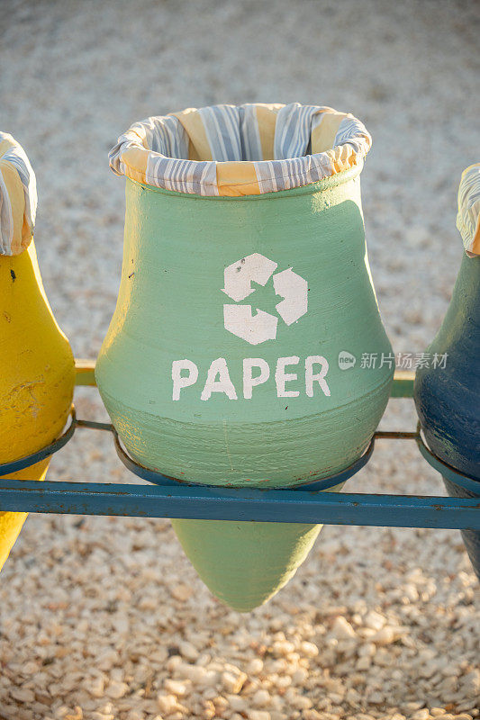 在海边回收户外花瓶，绿色纸张