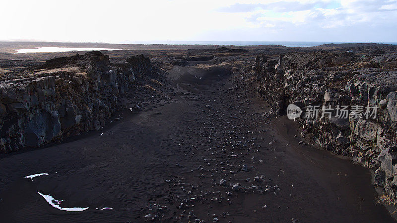 冰岛雷克雅尼斯半岛大陆桥附近，大西洋中脊(MAR)上的大岩石裂缝，欧亚板块和美洲板块漂移的地方。