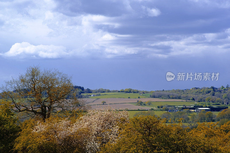 英国伍斯特郡春季通用的英国农田全景图