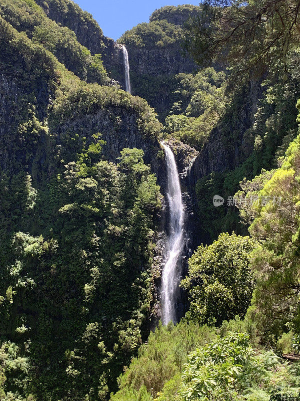 在美丽的夏日里，马德拉岛附近的山区里的里斯科瀑布Rabaçal和勒瓦达做里斯科步道