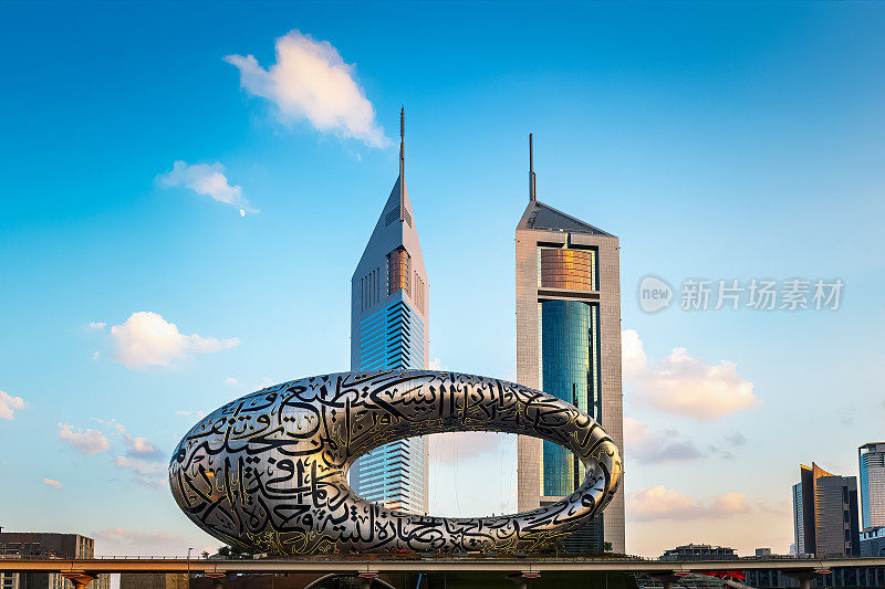 阿拉伯联合酋长国迪拜——2020年11月26日晚上，迪拜的未来博物馆位于谢赫扎耶德路。迪拜的标志性建筑，外饰阿拉伯诗歌。
