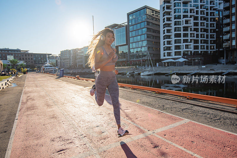 女运动员在城市里跑步