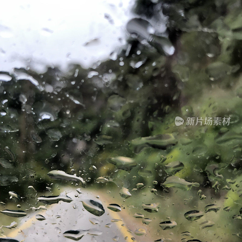 雨点落在车窗上