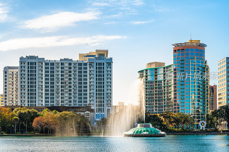 佛罗里达城市城市天际线在湖Eola公园与喷泉日出城市摩天大楼公寓大楼
