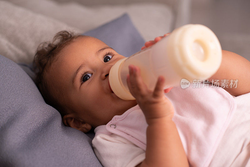 婴儿喝牛奶。
