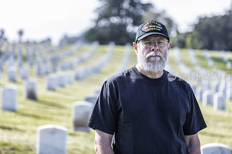 在军事公墓悼念越战美国海军老兵