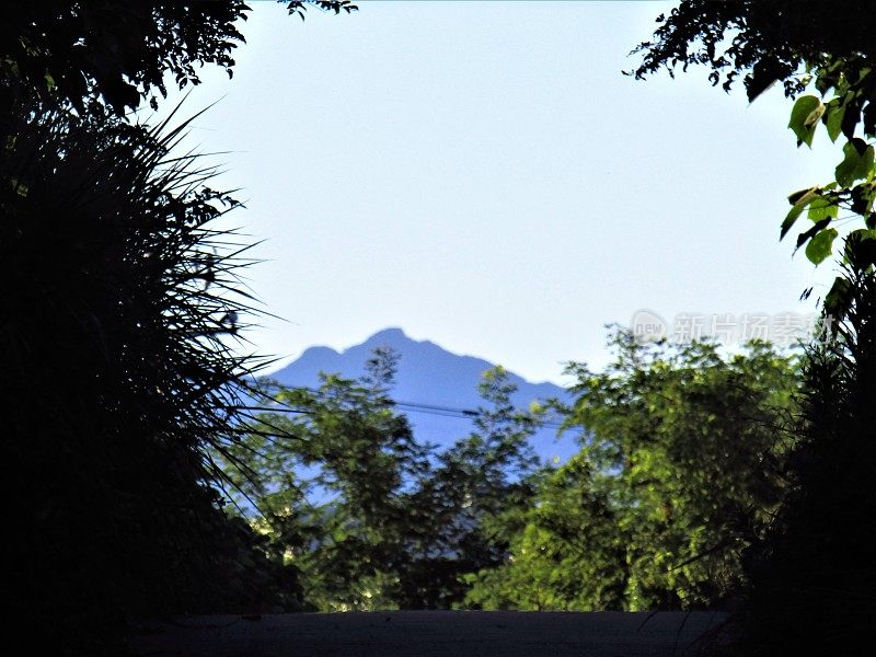 Hakusan山。从海上看。