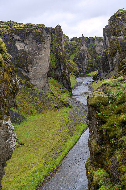 Fjaðrárgljúfur峡谷与Fjadra河。