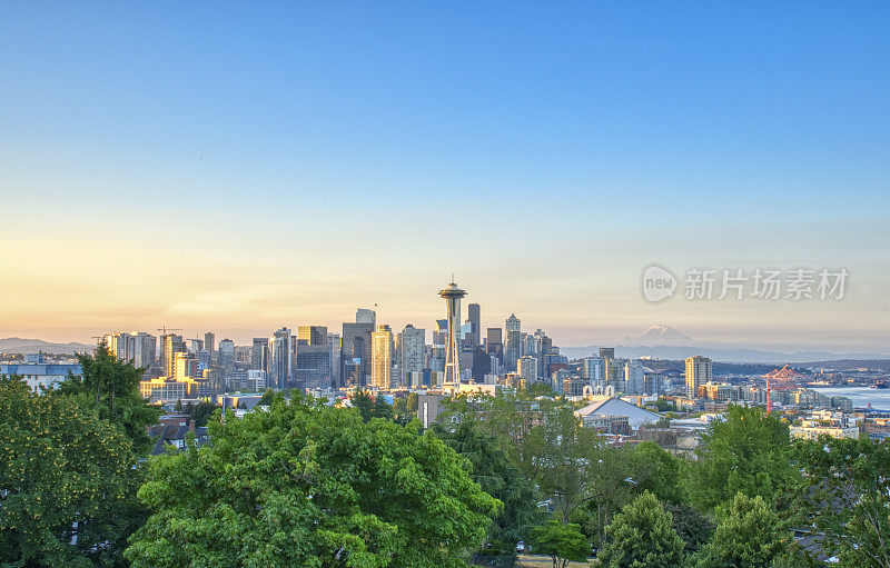 西雅图的夏日日出，从凯瑞公园看到的华盛顿市区天际线