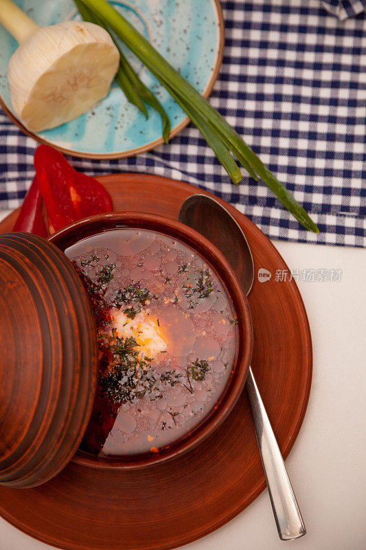 乌克兰红罗宋汤配酸奶油，大蒜和葱。第一道菜。晚餐。传统的菜。桌上有乌克兰菜