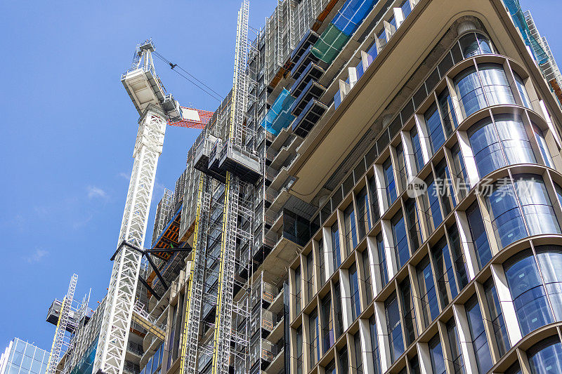 用塔式起重机建造摩天大楼，用复制空间作为背景