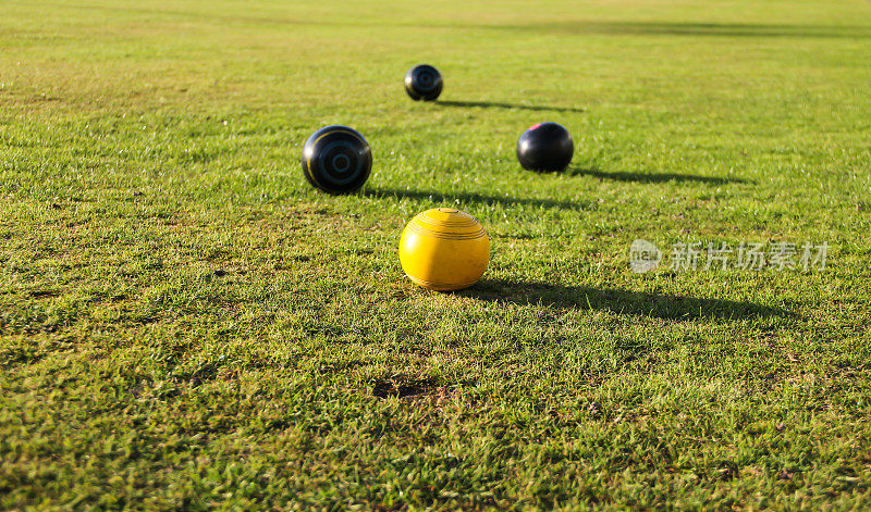 杰克和保龄球的近距离拍摄皇冠格林保龄球，这是一种在英国很受欢迎的团队和单人游戏。