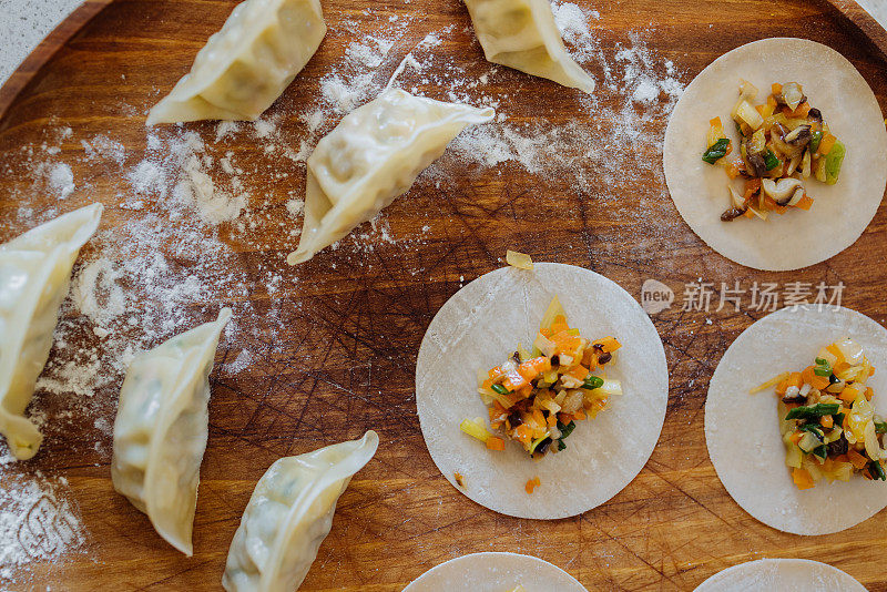 在木制盘子上的蔬菜饺子的桌面视图