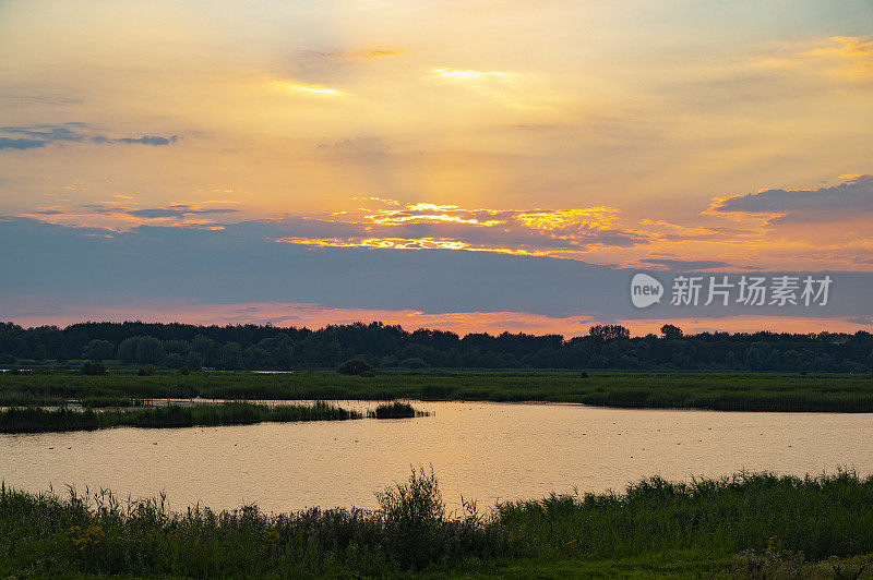 夏季IJsseldelta地区的日落