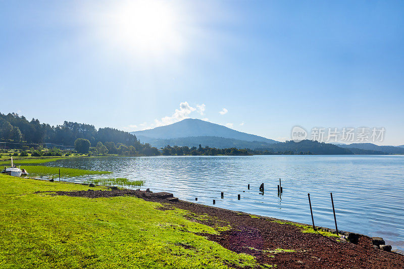 风景，阳光明媚的一天在湖Zirahuén。