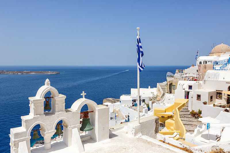 在希腊圣托里尼岛度假旅游，游览地中海伊亚镇和圣托里教堂