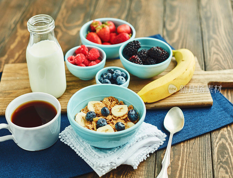 蓝莓和香蕉早餐麦片与各种新鲜浆果静物