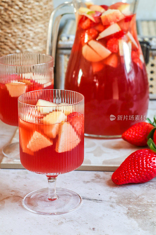 草莓桑格里亚汽酒夏季派对开胃酒