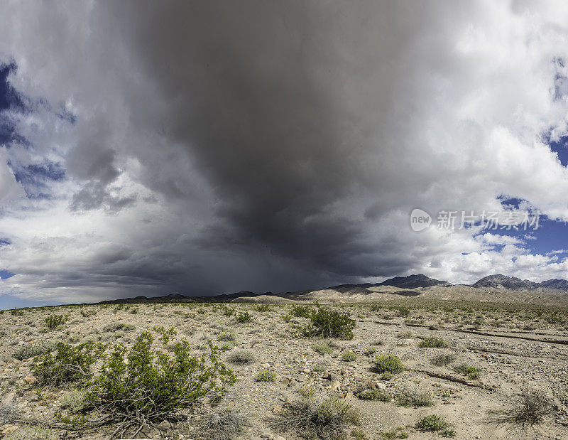 死亡谷国家公园上空乌云密布。