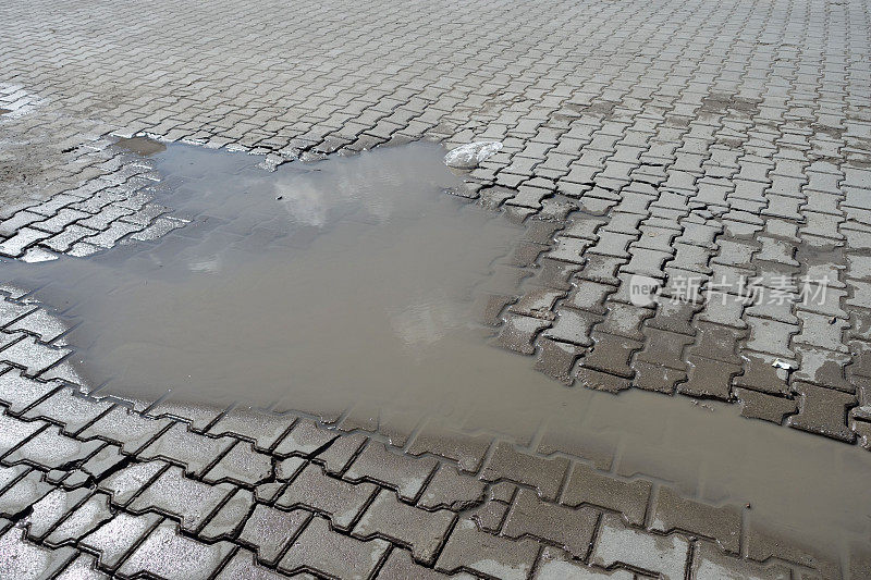 雨后城市里的水洼，不成形的城市街道，