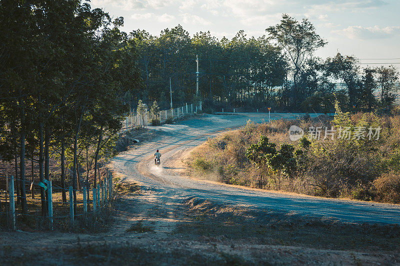 孤独的摩托车在乡村公路乡村